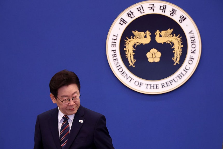 12日午後、青瓦台で開かれた首席補佐官会議に出席する李在明（イ・ジェミョン）大統領。李大統領はこの日、与野党代表を青瓦台に招待して昼食会を開く予定だったが、裁判訴願法と最高裁判事増員法強行処理に反発した張東赫（チャン・ドンヒョク）国民の力代表が1時間前に不参加を宣言し、昼食会は不発に終わった。 ［青瓦台写真記者団］