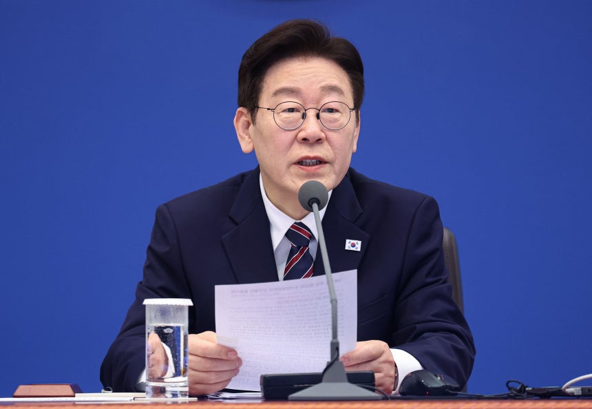 韓国の李在明（イ・ジェミョン）大統領が12日、青瓦台（チョンワデ）で開かれた首席補佐官会議で発言している。［ニュース1］