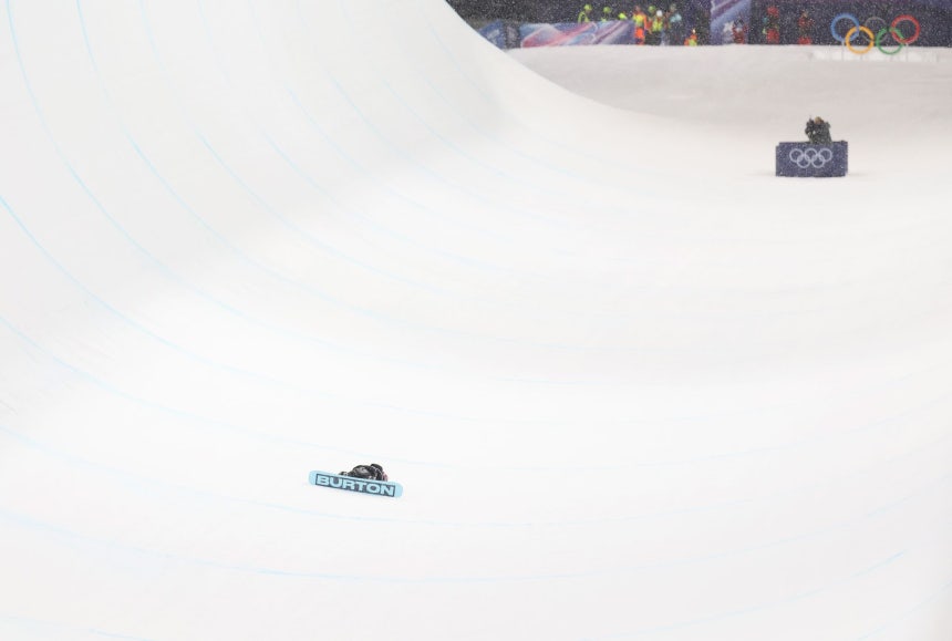 12日（現地時間）、イタリア・リビーニョのスノーパークで行われた2026ミラノ・コルティナダンペッツォ冬季五輪スノーボード女子ハーフパイプ決勝で、チェ・ガオンが1回目の滑走で大きく転倒し、起き上がれずにいる。誰もが敗戦を覚悟した瞬間だった。［聯合ニュース］