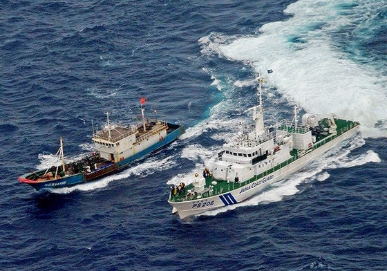 2011年11月、日本海上保安庁所属の巡視船（右）が尖閣諸島付近で中国漁船を追跡する様子。AFP＝聯合ニュース