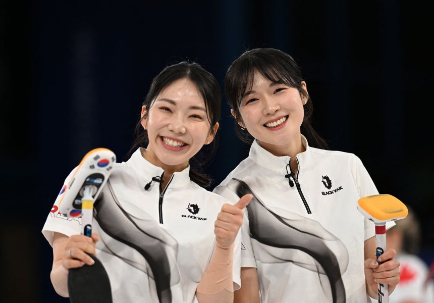 女子カーリング韓国代表のキム・スジ（左）とソル・イェウン ［ロイター＝聯合ニュース］