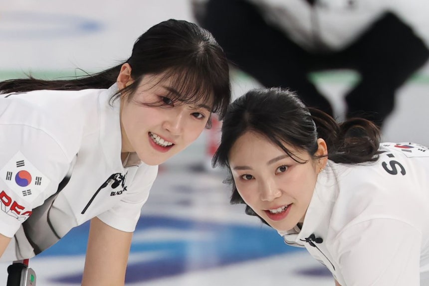 15日（現地時間）、イタリア・コルティナダンペッツォのカーリング・オリンピックスタジアムで行われた2026年ミラノ・コルティナダンペッツォ冬季オリンピック（五輪）カーリング女子1次予選リーグの日本戦で、韓国のソル・イェウン（左）とキム・スジが第4エンド最後のストーン投球時に明るい表情でスウィーピングしている。結果は韓国が1点獲得。聯合ニュース
