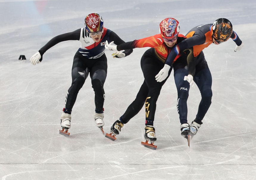 12日、ミラノ・コルティナダンペッツォ冬季五輪ショートトラック男子1000メートル決勝に出場した韓国のイム・ジョンオン（左）とオランダのイエンス・ファントワウト（右）、中国の孫龍が激しい競り合いを繰り広げている。結果はファントワウトが金メダル、孫龍が銀メダル、イム・ジョンオンが銅メダル。［聯合ニュース］