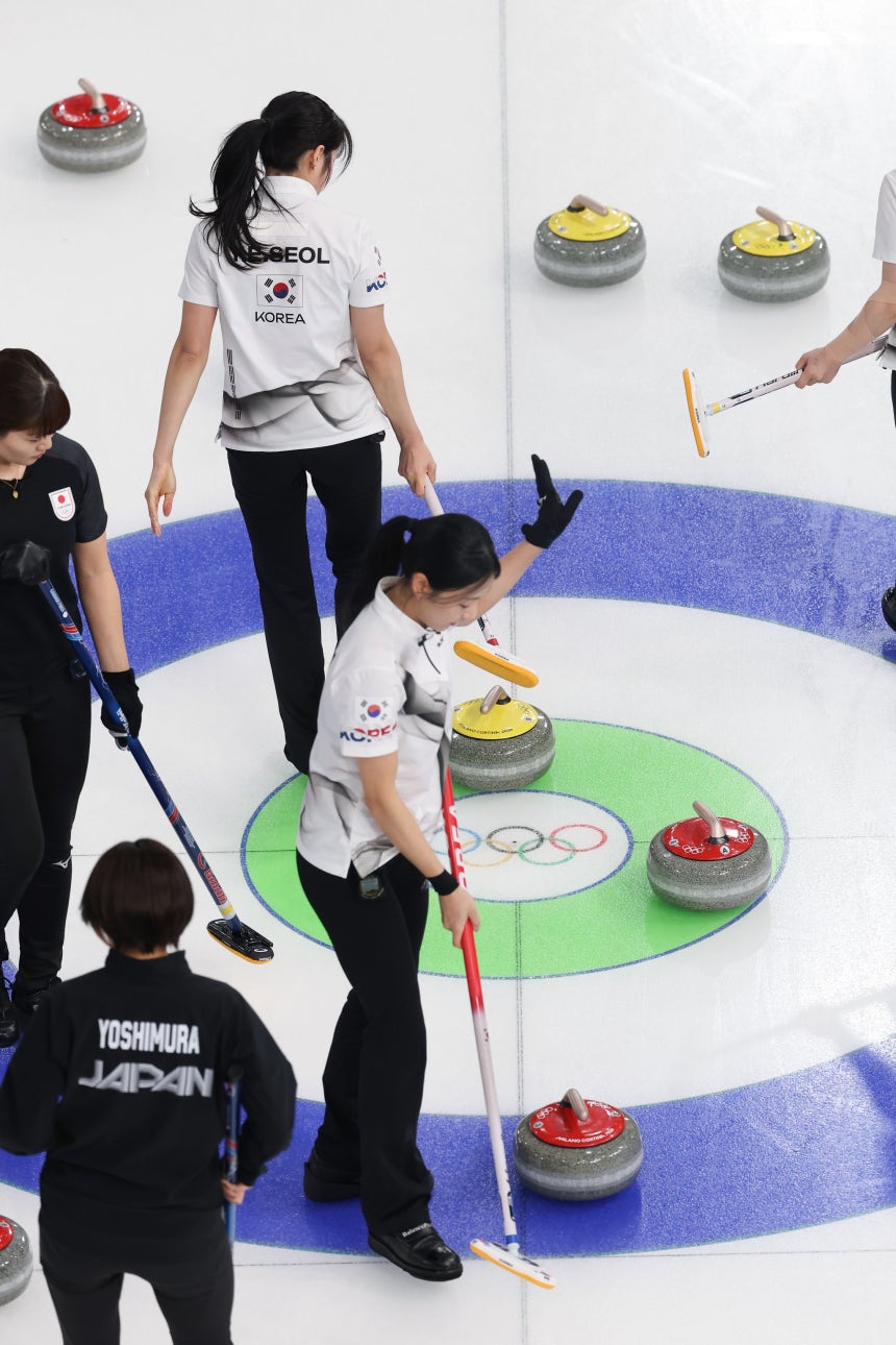   韓国のストーンがボタン付近で日本のストーンを弾き出している。聯合ニュース