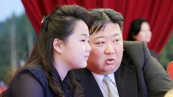 北朝鮮の金正恩（キム・ジョンウン）国務委員長（右）と娘のジュエ氏。平壌（ピョンヤン）朝鮮中央通信＝聯合ニュース