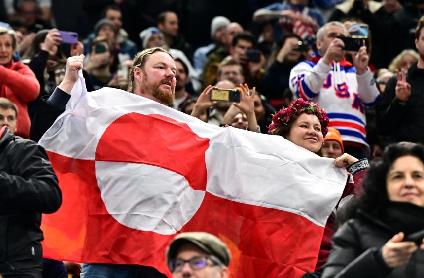15日（日本時間）、2026年ミラノ・コルティナダンペッツォ冬季オリンピック（五輪）アイスホッケー男子の米国対デンマーク戦にグリーンランドの国旗が登場した。ロイター＝聯合ニュース