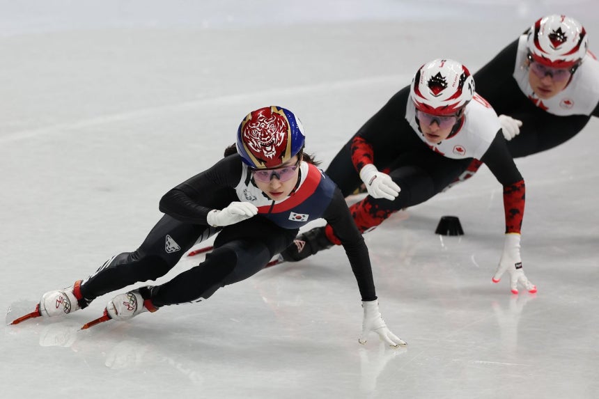 ショートトラック韓国代表の崔珉禎（チェ・ミンジョン）が12日（現地時間）、イタリア・ミラノのアイススケートアリーナで行われたショートトラック女子500メートル準決勝で疾走している。キム・ジョンホ記者