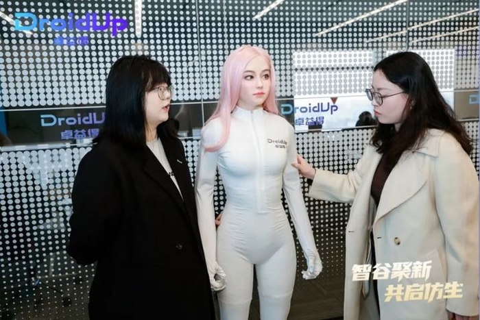   人間の体温まで再現した超現実的ヒューマノイドサービスロボットが公開された。 ［DroidUP公式WeChat］