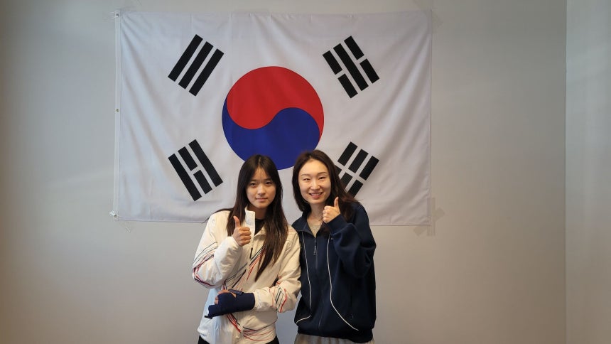 スノーボード女子ハーフパイプ金メダリストのチェ・ガオン（左）がミラノ選手村で、以前から憧れていたショートトラックのチェ・ミンジョンと会い、金メダルの運気を届けた。［写真　大韓体育会］