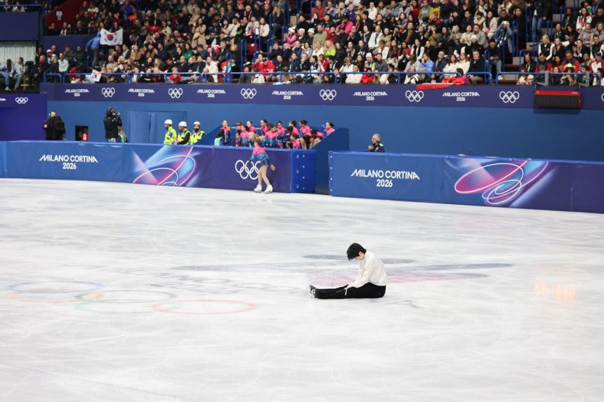 フリースケーティングの演技を終えてリンクの上に座り込む車俊煥（チャ・ジュンファン）。ミラノ＝キム・ジョンホ記者