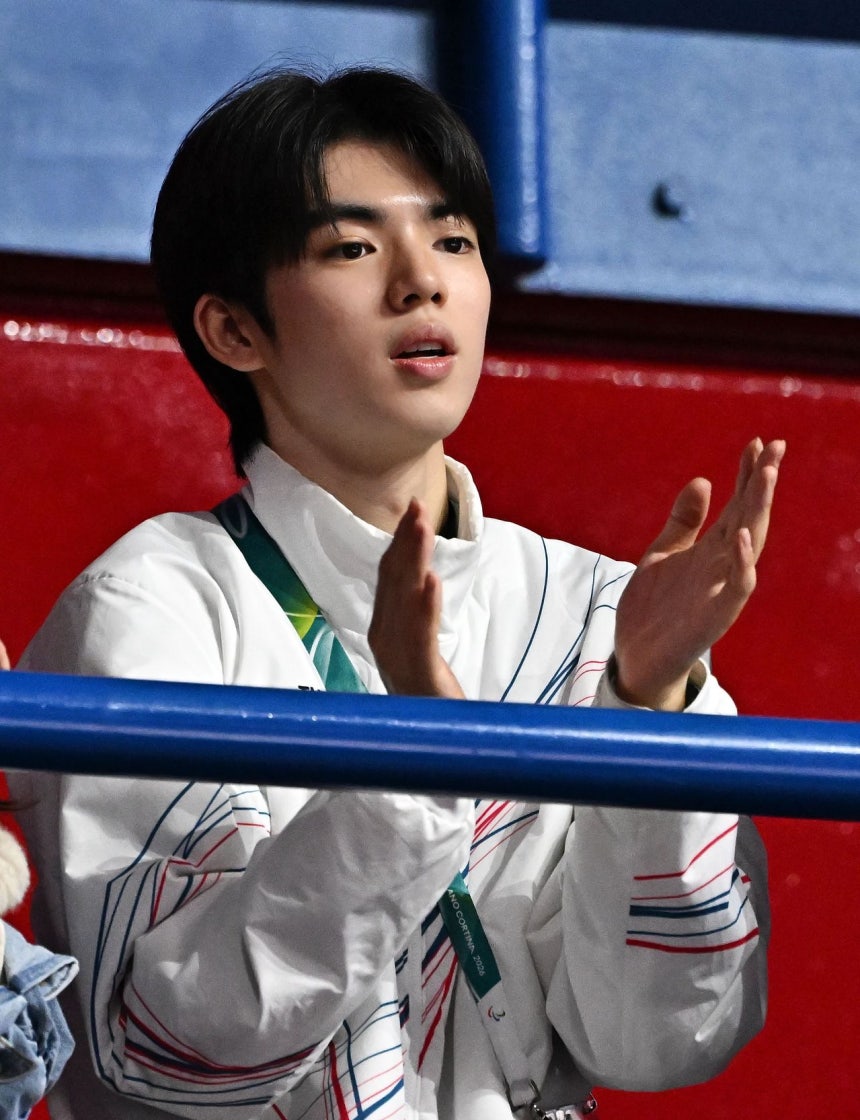 15日に行われたショートトラックの試合を観戦している車俊煥。ミラノ＝キム・ジョンホ記者