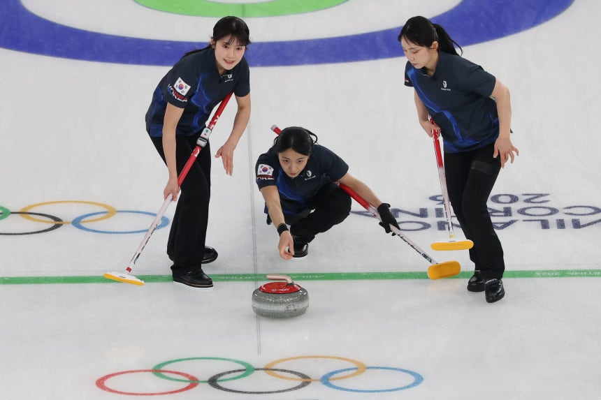  2026年ミラノ・コルティナダンペッツォ冬季五輪カーリング女子1次リーグの韓国対中国の試合で投球しているキム・ミンジ。聯合ニュース