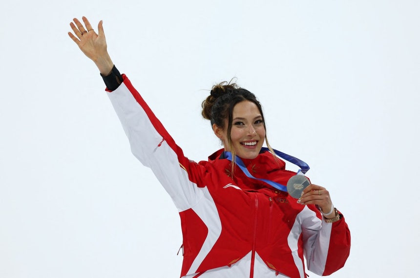 17日、リヴィーニョ・スノーパークで行われたフリースタイルスキー・ビッグエアで銀メダルを獲得した谷愛凌。AP＝聯合ニュース