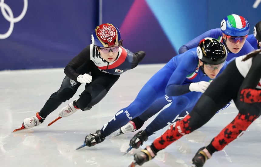ショートトラックの崔珉禎（チェ・ミンジョン）が16日（現地時間）、イタリアのミラノ・アイススケートアリーナで開催された2026年ミラノ・コルティナダンペッツォ冬季オリンピック（五輪）ショートトラック女子1000メートル順位決定戦でレースを繰り広げている。キム・ジョンホ記者