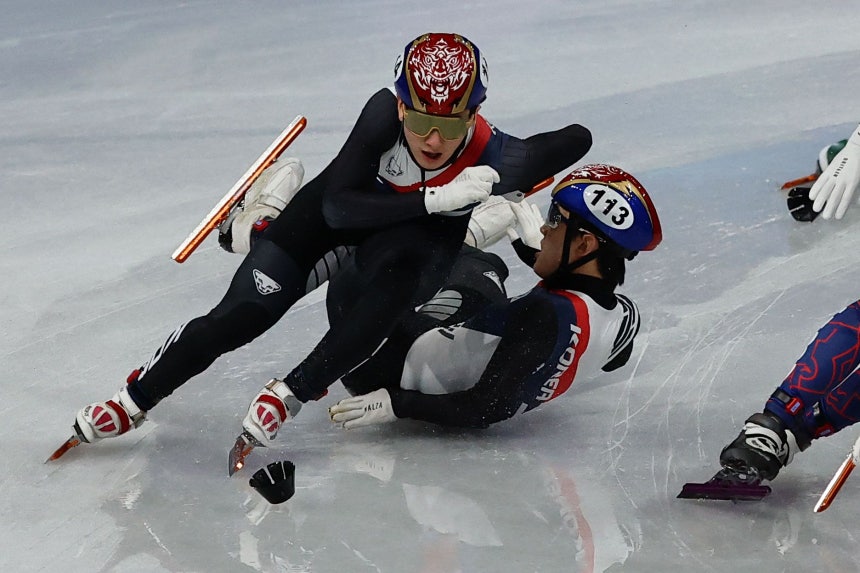 ショートトラックの林鐘彦が14日（現地時間）、イタリア・ミラノのアイス スケートアリーナで行われた2026年ミラノ・コルティナダンペッツォ冬季オリンピック（五輪）ショートトラック・スピードスケート男子1500メートル準決勝レースの途中に転倒している。キム・ジョンホ記者