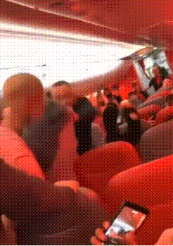   取っ組み合いのけんかが起きている旅客機内の状況。［写真 SNS キャプチャー］