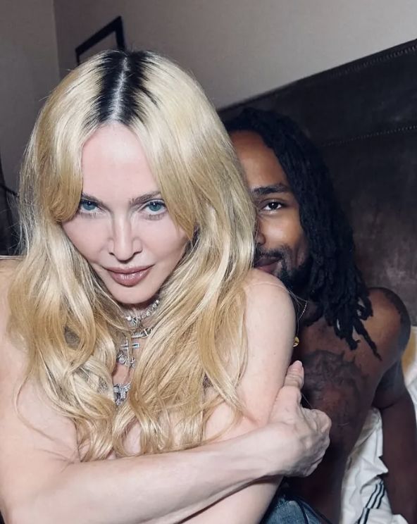   恋人とベッドの上でポーズをとるマドンナ。［写真 マドンナのSNS キャプチャー］