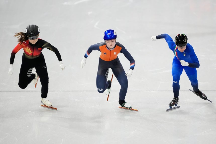  ショートトラック女子1000メートル決勝でスタートする（左から）公俐（中国）、クサンドラ・フェルゼブール（オランダ）、アリアンナ・フォンタナ（イタリア）。AP＝聯合ニュース