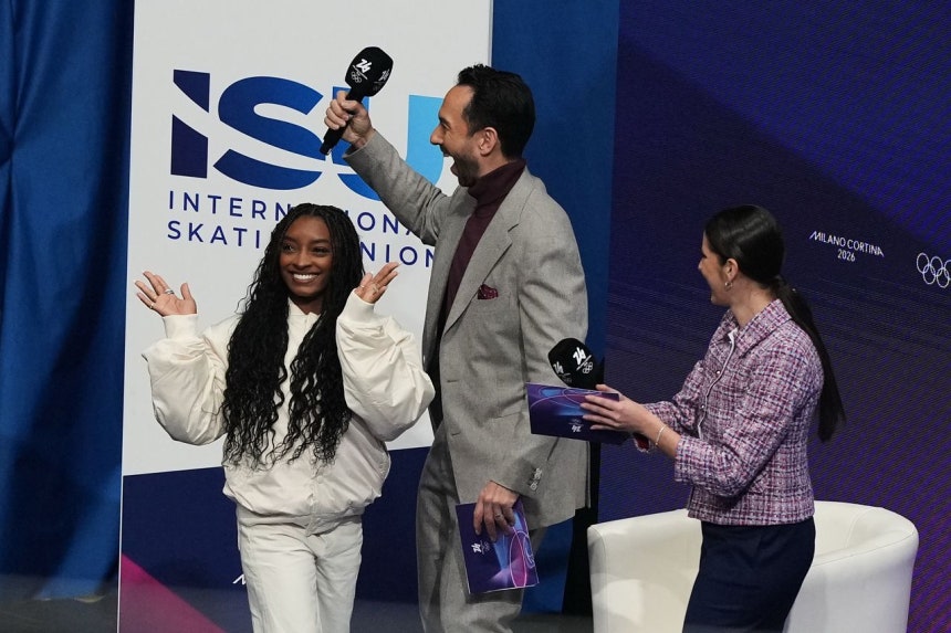 2026年ミラノ・コルティナダンペッツォ冬季オリンピック（五輪）の会場を訪れたシモーネ・バイルス（左）。AP＝聯合ニュース