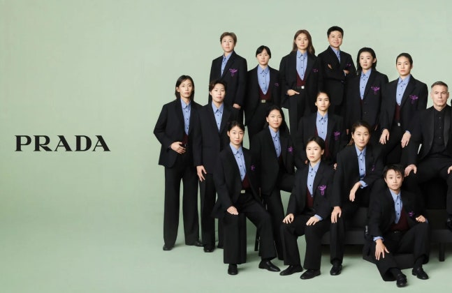   プラダの公式スーツを着たサッカー中国女子代表。［SNS　キャプチャー］