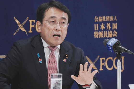 日本の赤沢亮正経済産業相が昨年10月1日、東京で開かれた外国特派員協会（FCCJ）の記者会見で発言している。［AFP＝聯合ニュース］