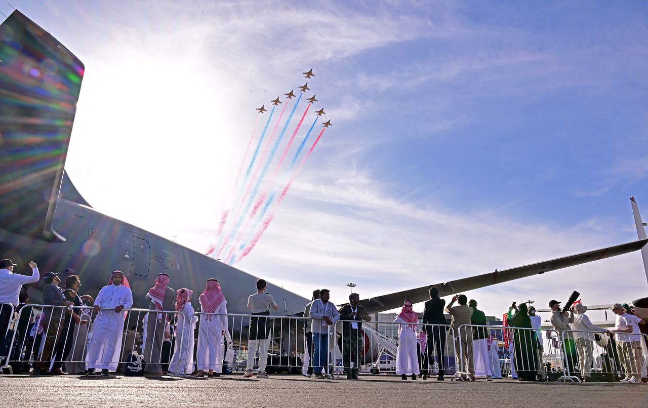サウジアラビアのリヤドで8～12日に開かれた世界防衛産業見本市WDS2026で韓国空軍のアクロバットチーム「ブラックイーグルス」がエアショーを行っている。［写真 韓国空軍］