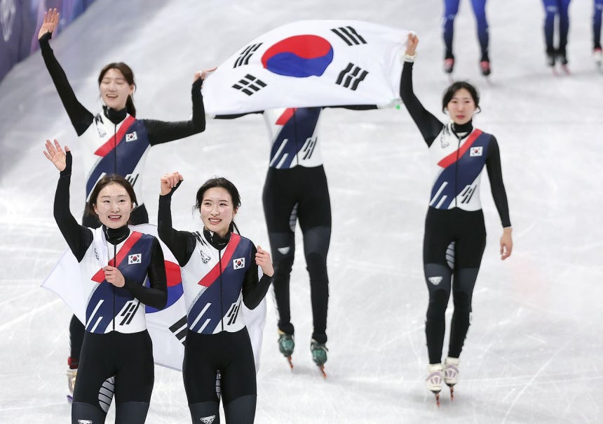 8年ぶりに女子リレーで金メダルを獲得した女子ショートトラック韓国代表。ニュース1