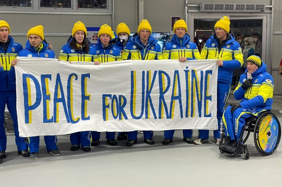 2022年北京冬季パラリンピックの開会式で平和を訴えたウクライナ選手団。ウクライナは来月開幕するミラノ・コルティナダンペッツォ大会にロシアが出場することに反発し、開会式欠席を決めた。［AP＝聯合ニュース］