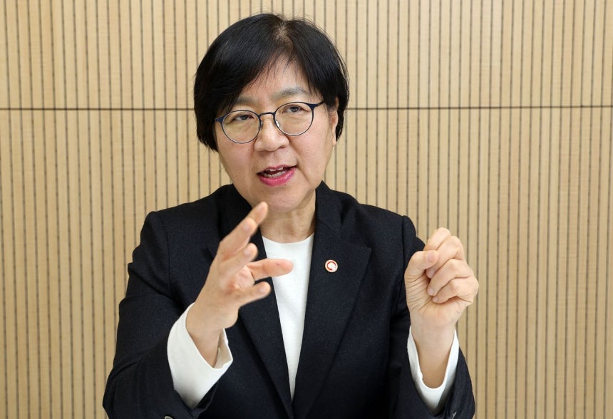 韓国保健福祉部の鄭銀敬長官が13日に中央日報とインタビューしている。カン・ジョンヒョン記者