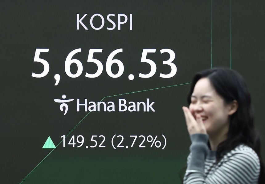 KOSPIが初めて5600を突破した19日午前、ソウルのハナ銀行ディーリングルームのモニターに市況が表示されている。この日KOSPIは前営業日より2．45％上がった5642．09、KOSDAQは前営業日より1．46％上がった1122．20で取引を始めた。［写真 ニュース1］