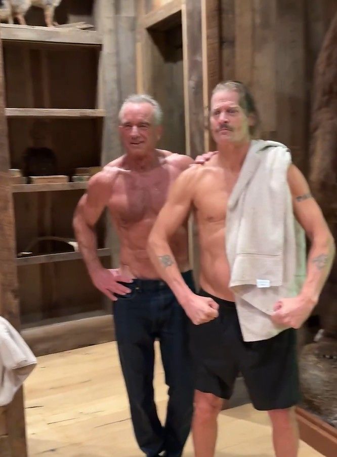  上着を脱いだ姿のロバート・ケネディ・ジュニア長官（左）と歌手キッド・ロック ［X キャプチャー］