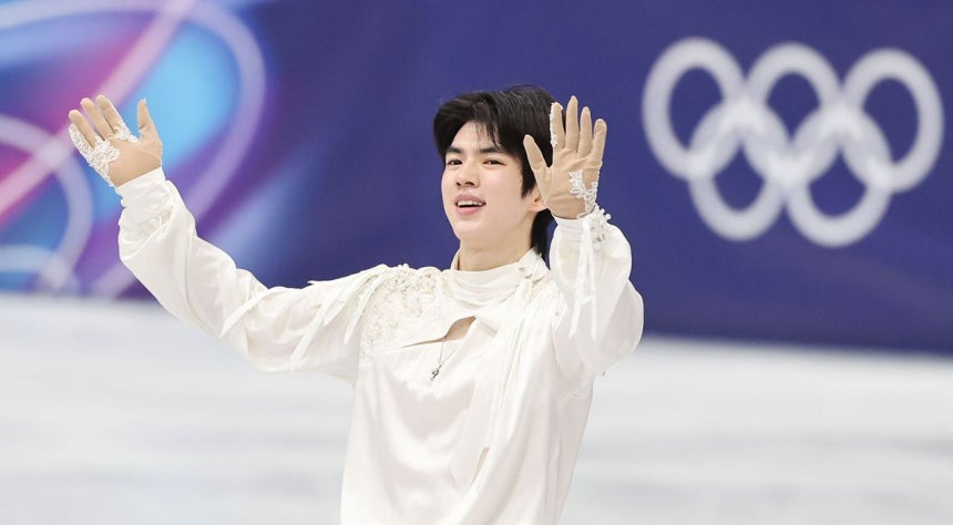 フィギュア・フリースケーティングの演技を終え、観衆に挨拶する韓国代表の車俊煥（チャ・ジュンファン）。ミラノ＝キム・ジョンホ記者 