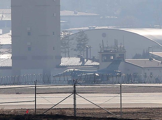 2017年、烏山（オサン）空軍基地でF-16戦闘機が離着陸訓練を行っている。［中央フォト］