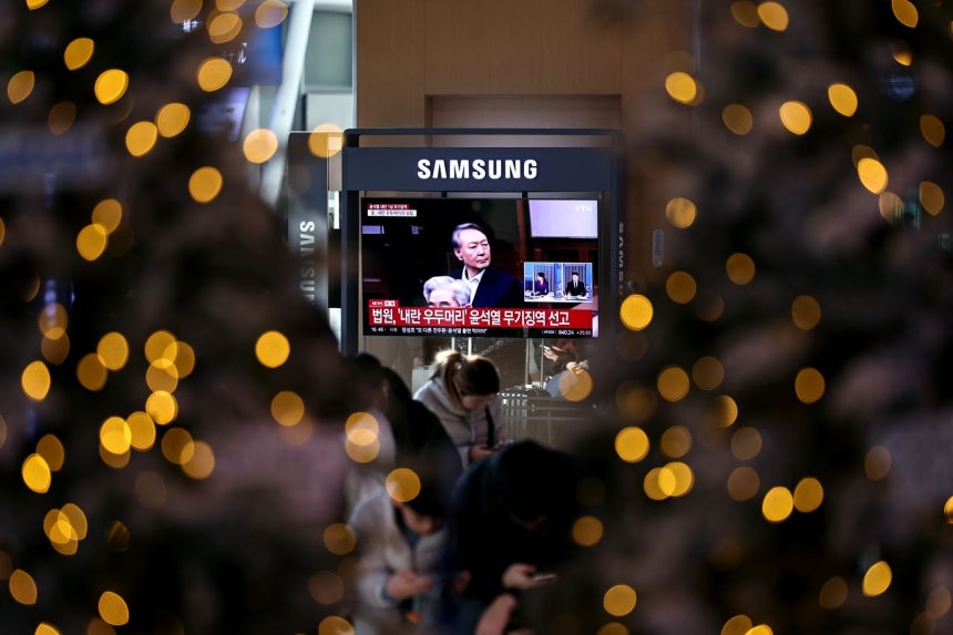 19日午後、ソウル駅の待合室に設置されたテレビに、尹錫悦（ユン・ソクヨル）前大統領の内乱首謀容疑1審宣告関連ニュースが出ている。尹前大統領は2024年12月3日、非常戒厳を宣言してから443日目に無期懲役を言い渡された。 ［ニュース1］