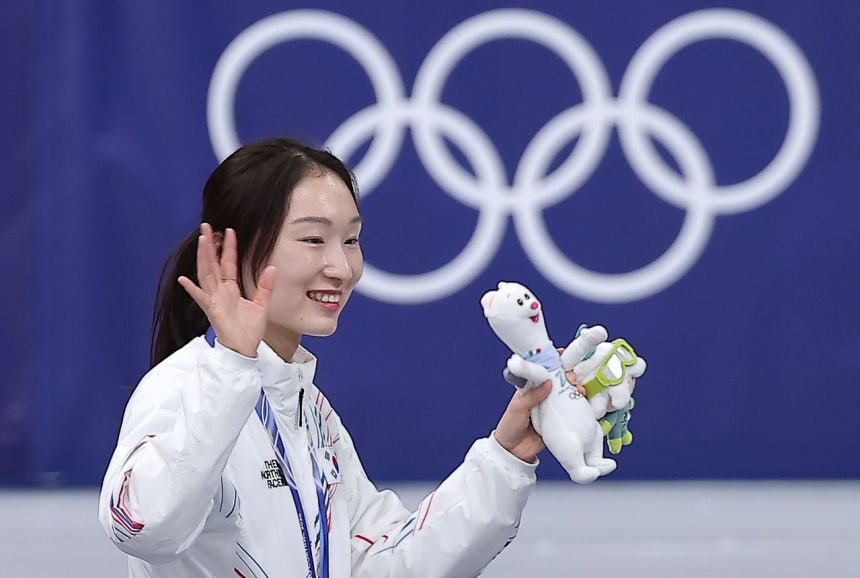 18日（現地時間）、イタリア・ミラノのアイススケートアリーナで開かれた2026ミラノ・コルティナダンペッツォ冬季オリンピック（五輪）ショートトラック女子3000メートルリレー決勝で、金メダルを獲得した韓国代表チームの崔珉禎（チェ・ミンジョン）が表彰式を終えて歓声に応えている。ニュース1