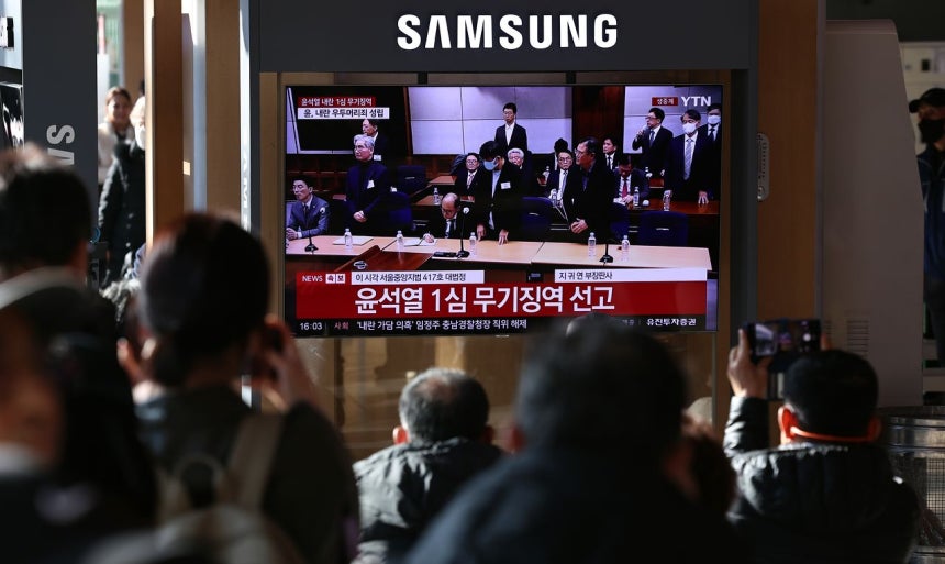 19日午後、ソウル駅待合室に設置されたテレビで尹錫悦前大統領の内乱首謀容疑1審宣告が生中継されている。 ［ニュース1］