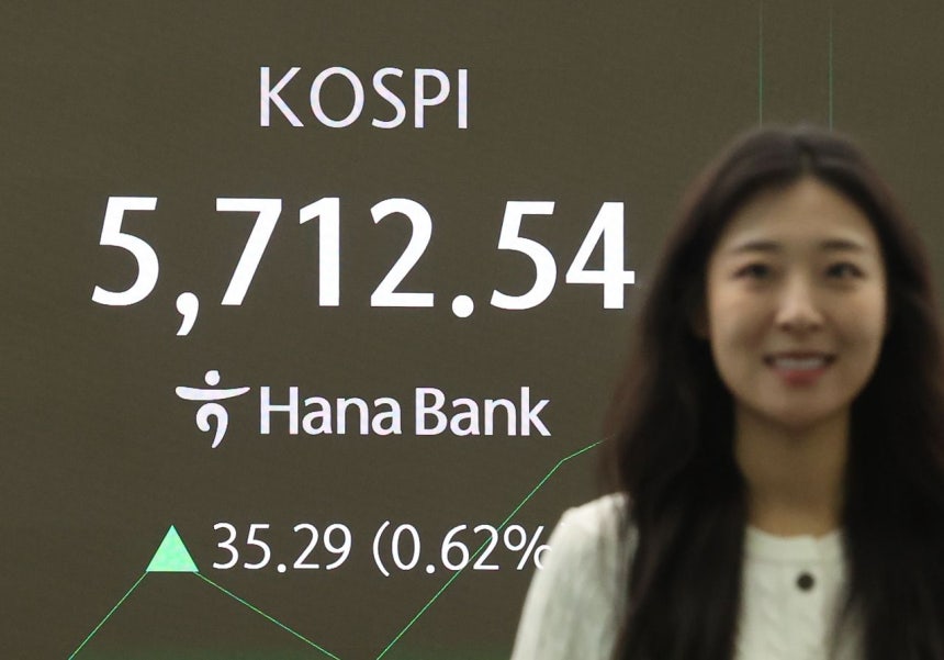KOSPIが過去初めて5700を超えた20日、ソウル中区（チュング）ハナ銀行ディーリングルームでKOSPIが表示されている。 ［聯合ニュース］