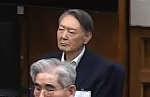 19日、ソウル中央地裁で開かれた12・3非常戒厳関連の内乱首謀容疑事件1審判決公判に出席した尹錫悦（ユン・ソクヨル）前大統領。この日、裁判所は尹錫悦前大統領に無期懲役を言い渡した。 ［ニュース1］