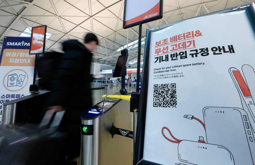 チェジュ航空がリチウムイオン電池による火災を予防するため、航空機内へ持ち込むモバイルバッテリーの使用全面禁止を発表した先月21日、仁川（インチョン）国際空港第1ターミナルのチェジュ航空チェックインカウンター入り口に案内文が掲示されている。ニュース1