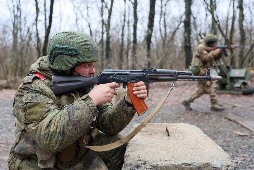 ロシア・ドネツク地域で戦闘訓練をする兵士。タス＝聯合ニュース