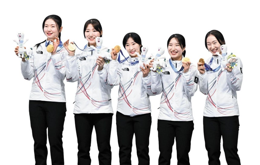 2026ミラノ・コルティナ冬季五輪ショートトラック女子3000メートルリレーの表彰式で金メダルを見せながら喜ぶ韓国代表チーム ミラノ＝キム・ジョンホ記者