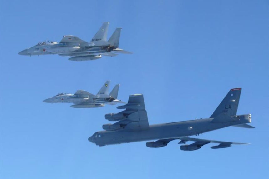 昨年12月、米B－52戦略爆撃機（下）と日本航空自衛隊F－15戦闘機が東海上で共同訓練を行った。 ［AFP＝聯合ニュース］