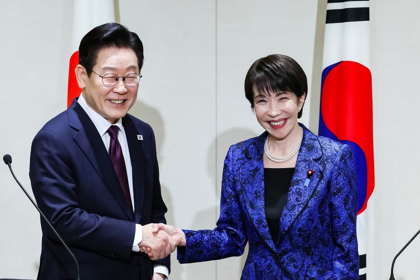 李在明大統領と高市早苗首相が1月13日に奈良で共同メディア発表を終え握手している。［写真 青瓦台写真記者団］