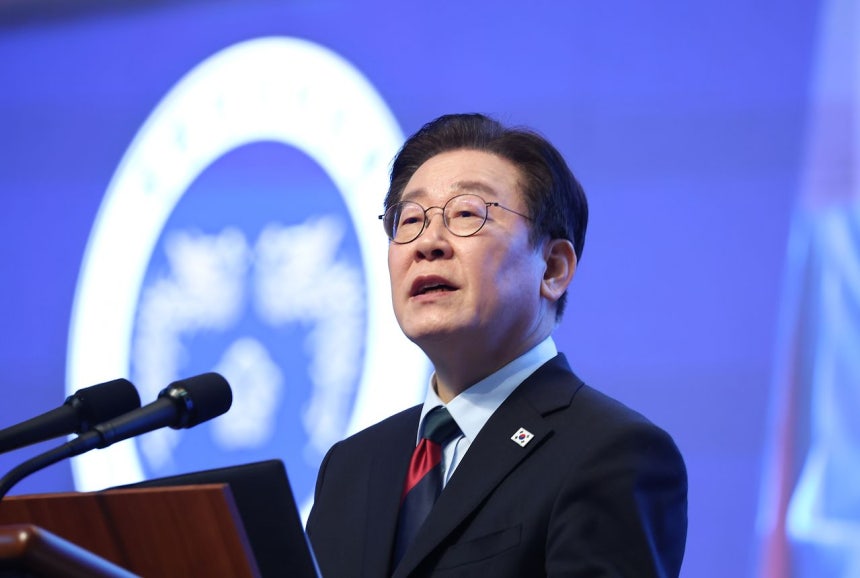 李在明大統領が20日に大田の韓国科学技術院（KAIST）で開かれた学位授与式で祝辞を述べている。［写真 ニュース1］