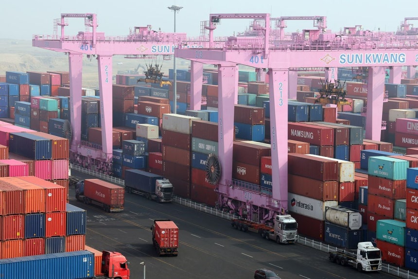 仁川（インチョン）新港コンテナターミナルに輸出入コンテナが積み上げられている。［ニュース1］