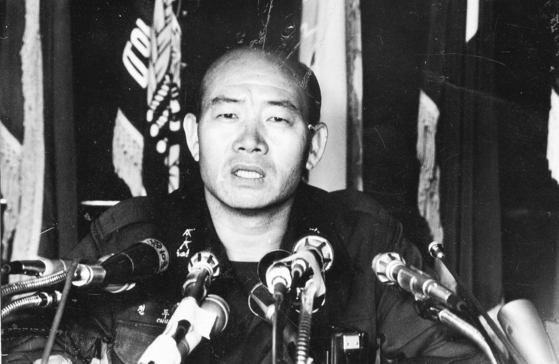 全斗煥（チョン・ドゥファン）保安司令官が大衆の前に初めて姿を見せた場面。1979年10月28日、全司令官が合同捜査本部長資格で国防部庁舎で記者会見を行い、朴正熙（パク・チョンヒ）大統領殺害事件の中間捜査結果を発表している。［中央フォト］