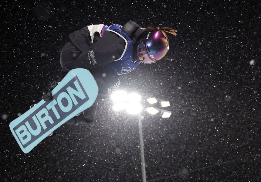 スノーボード女子ハーフパイプ決勝で演技をする韓国のチェ・ガオン ［聯合ニュース］