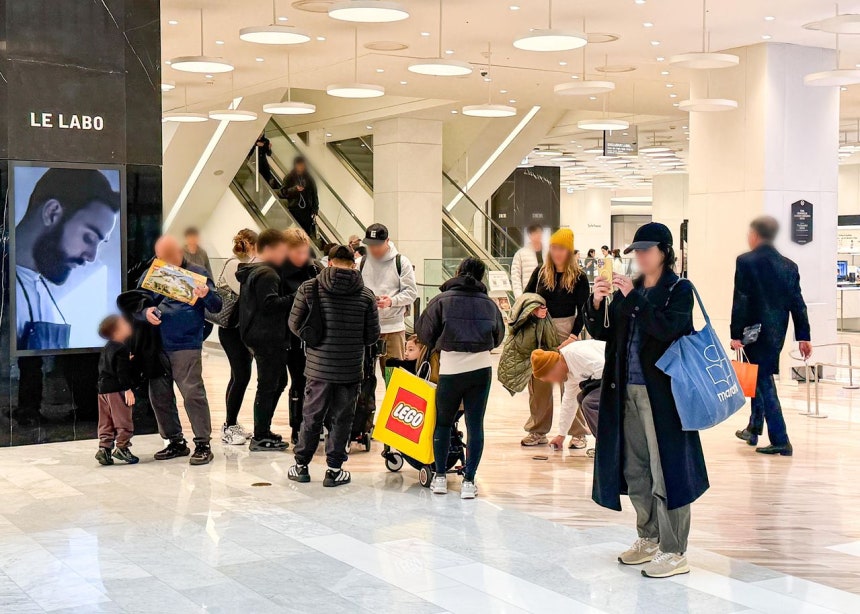 ソウル・汝矣島のザ・現代ソウルを訪れた外国人観光客。［写真 現代百貨店］