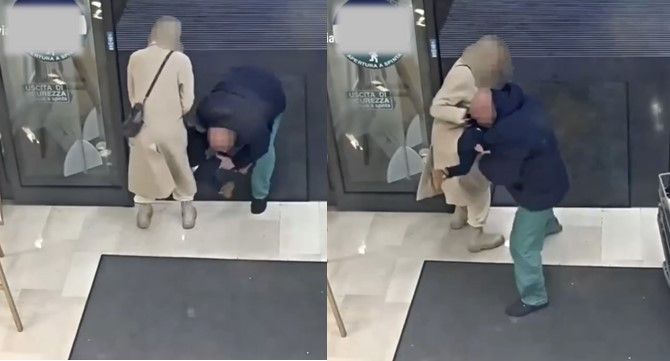   大型スーパーの出入り口で女児を連れ去ろうとする男。［写真 SNS］