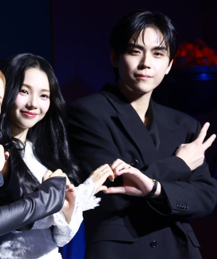   手でハートを作っているカリナとキム・ドフン ［写真 聯合ニュース］ 